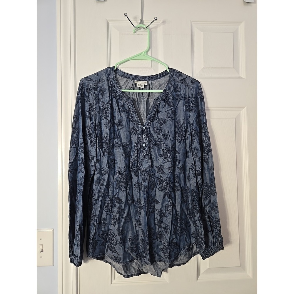 Liz Claiborne Ladies Size Small Blouse with floral‎ design.